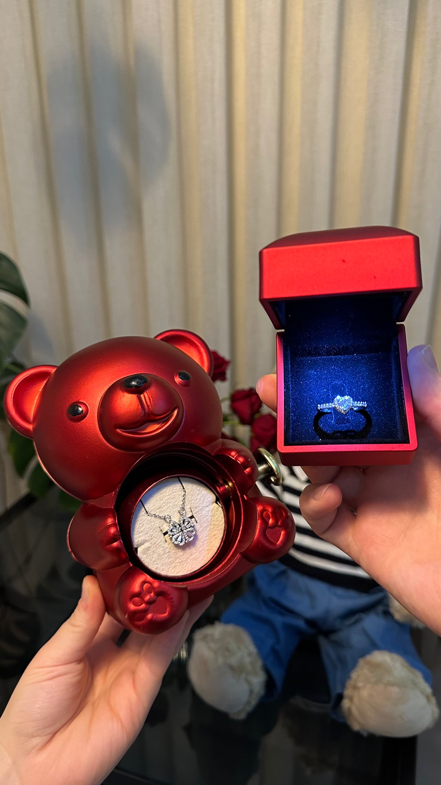 SEVİMLİ AYICIK GÜL KUTUSU VE IŞIKLI KUTU İÇİNDE YÜZÜK