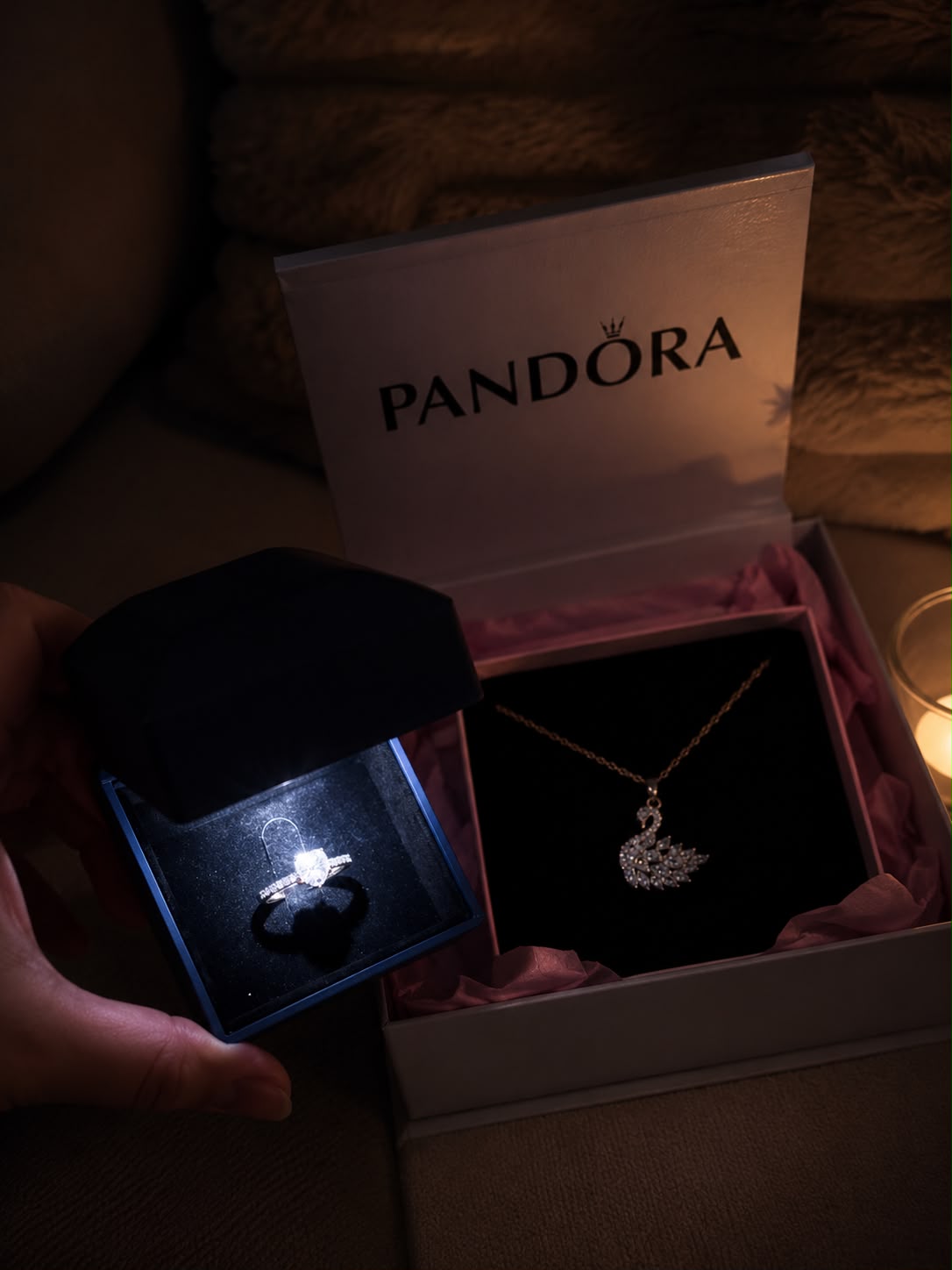 Pandora Kutusunda Kuğu Kolye + Işıklı Kutuda Yüzük